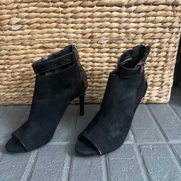 Jennifer Lopez Women’s 6M‎ Black Open Toe Ankle Boots Heels Peep Toe Zipper Heel - Picture 2 of 12